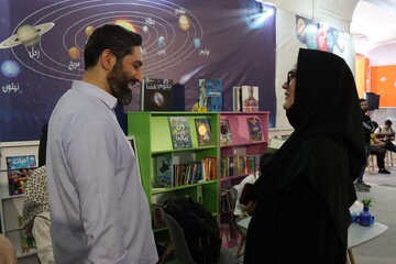 بازدید دبیرکل نهاد کتابخانه های عمومی کشور از غرفه کودک و نوجوان «کتابخانه عمومی ایران»