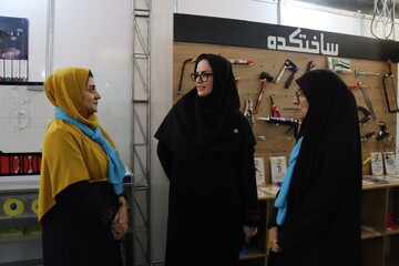 بازدید دبیرکل نهاد کتابخانه های عمومی کشور از غرفه کودک و نوجوان «کتابخانه عمومی ایران»