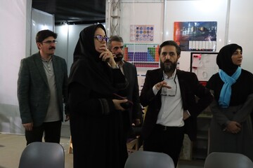 بازدید دبیرکل نهاد کتابخانه های عمومی کشور از غرفه کودک و نوجوان «کتابخانه عمومی ایران»