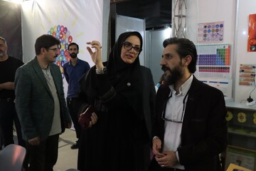 بازدید دبیرکل نهاد کتابخانه های عمومی کشور از غرفه کودک و نوجوان «کتابخانه عمومی ایران»