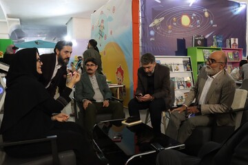 بازدید دبیرکل نهاد کتابخانه های عمومی کشور از غرفه کودک و نوجوان «کتابخانه عمومی ایران»