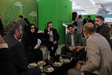 بازدید دبیرکل نهاد کتابخانه های عمومی کشور از غرفه کودک و نوجوان «کتابخانه عمومی ایران»