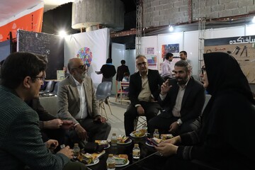 بازدید دبیرکل نهاد کتابخانه های عمومی کشور از غرفه کودک و نوجوان «کتابخانه عمومی ایران»