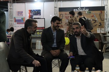 بازدید دبیرکل نهاد کتابخانه های عمومی کشور از غرفه کودک و نوجوان «کتابخانه عمومی ایران»