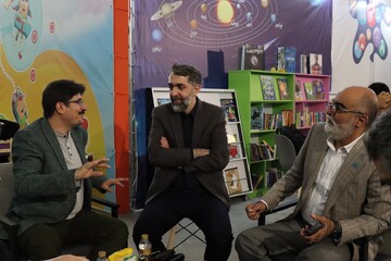 بازدید دبیرکل نهاد کتابخانه های عمومی کشور از غرفه کودک و نوجوان «کتابخانه عمومی ایران»