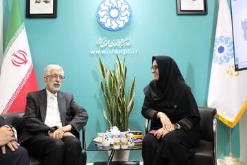 آزاده نظر بلند - غلامعلی حداد عادل - روز دوم حضور نهاد کتابخانه های عمومی کشور در سی و ششمین نمایشگاه بین المللی کتاب تهران
