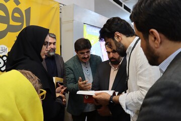 بازدید دبیرکل نهاد از غرفه نشر افق در بخش کودک و نوجوان نمایشگاه کتاب