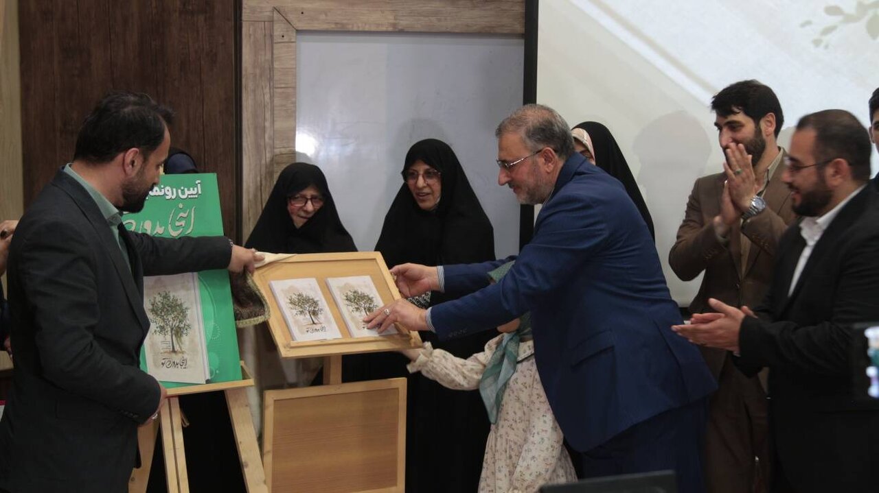 کتاب « اینجا بدون تو» در کتابخانه عمومی جمشید احمدی قائمشهر رونمایی شد