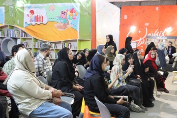 نشست با حمیدرضا شاه آبادی در غرفه کودک سی و ششمین نمایشگاه کتاب تهران
