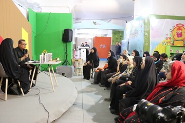 نشست با حمیدرضا شاه آبادی در غرفه کودک سی و ششمین نمایشگاه کتاب تهران