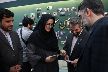 بازدید دبیرکل نهاد از غرفه ناشران در روز چهارم نمایشگاه کتاب