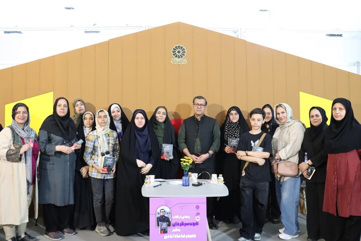 نشست با حمیدرضا شاه آبادی در غرفه کودک سی و ششمین نمایشگاه کتاب تهران