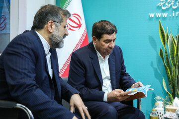 حضور محمدمخبر و مهدی اسماعیلی در غرفه نهاد