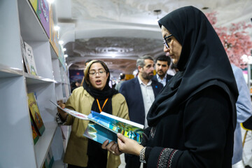 بازدید دبیرکل نهاد از غرفه ناشران در روز هفتم نمایشگاه کتاب