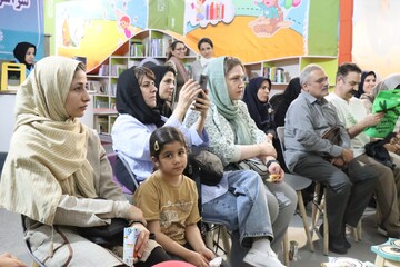 نشست دیدار بانویسنده احمداکبرپور