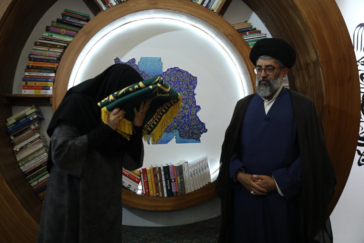 کتابخوانی زیر پرچم امام رضا(ع)؛ آغاز همکاری نهاد و آستان قدس رضوی/ شبکه کتابخانههای عمومی به کتابخانه هزار ساله آستان قدس متصل شد