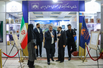 حضور دبیرکل نهاد در غرفه سازمان اسناد و کتابخانه ملی