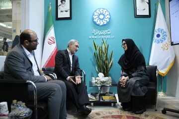 حضور معاون راهبردی و پارلمانی رئیس جمهور در غرفه نهاد کتابخانه‌های عمومی کشور