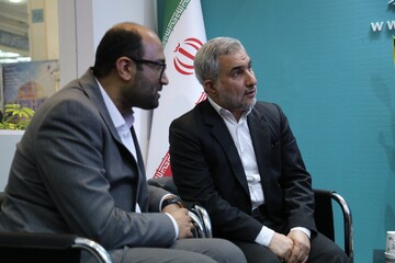 حضور معاون راهبردی و پارلمانی رئیس جمهور در غرفه نهاد کتابخانه‌های عمومی کشور