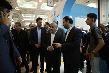 حضور معاون راهبردی و پارلمانی رئیس جمهور در غرفه نهاد کتابخانه‌های عمومی کشور