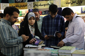 بازدید دبیرکل نهاد از غرفه انتشارات جمکران در نهمین روز از نمایشگاه بین المللی کتاب تهران