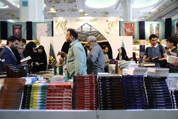 بازدید دبیرکل نهاد از غرفه انتشارات جمکران در نهمین روز از نمایشگاه بین المللی کتاب تهران