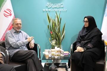 حضور منصور واعظی دبیرکل اسبق نهاد در غرفه نهاد کتابخانه‌های عمومی کشور