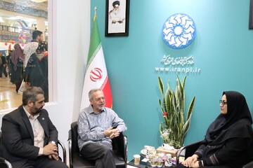 حضور منصور واعظی دبیرکل اسبق نهاد در غرفه نهاد کتابخانه‌های عمومی کشور