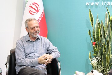 حضور منصور واعظی دبیرکل اسبق نهاد در غرفه نهاد کتابخانه‌های عمومی کشور