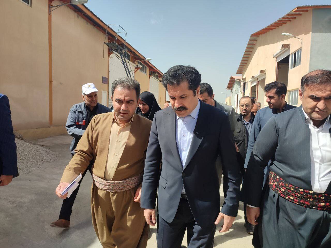 عدالت فرهنگی در جاده روستاها؛ کتابخانه سیار روانسر در یک قدمی تحقق/ قول معاون رئیس‌جمهور برای راه‌اندازی کتابخانه سیار در روانسر