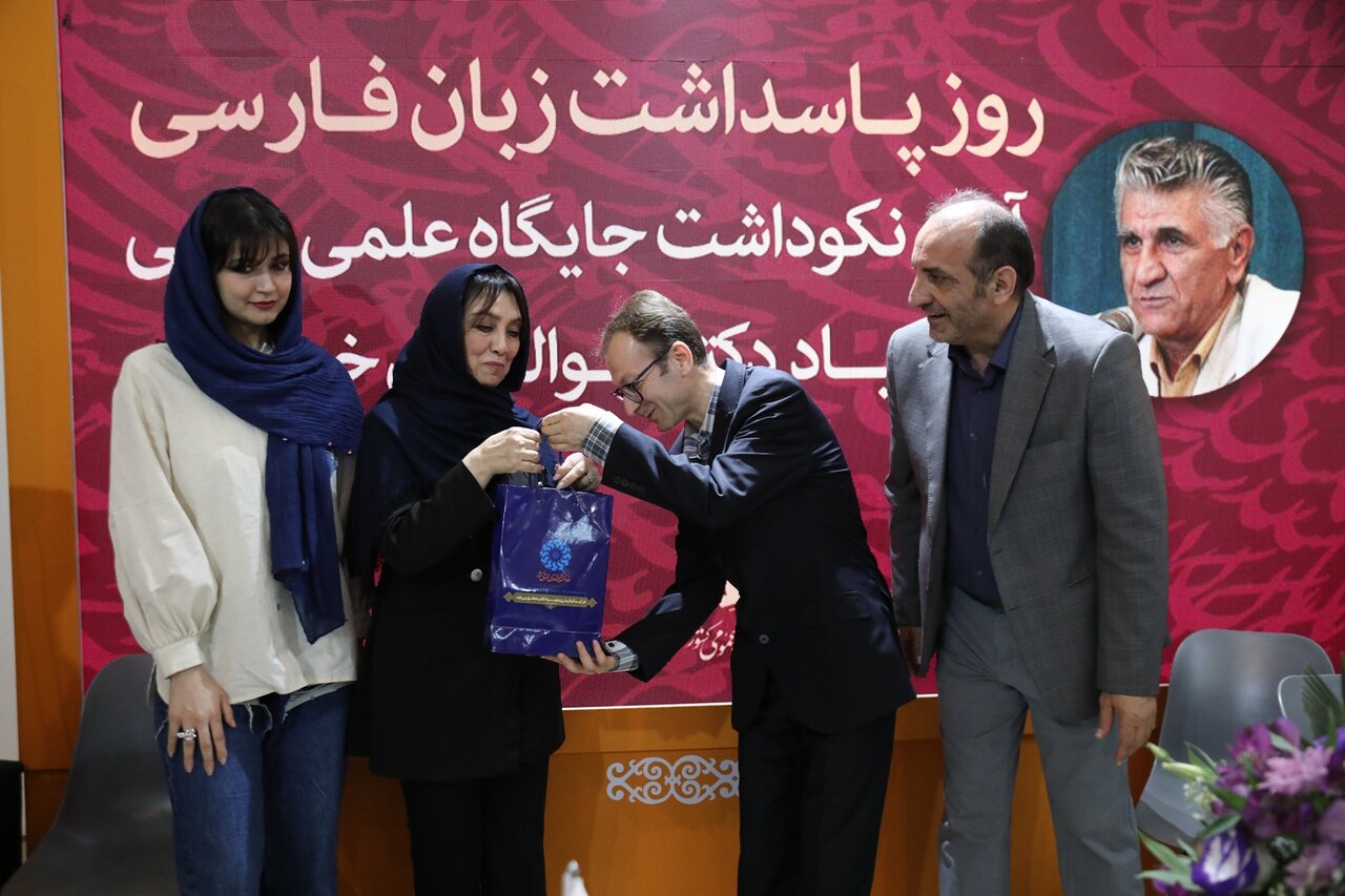 شاهنامه، کتاب ایران و به زبان پارسی است/ شاهنامه، دایره‌المعارف بزرگ ایران است