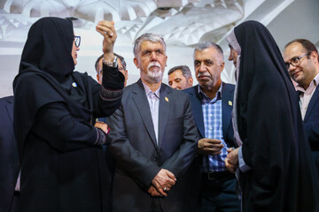 بازدید وزیر فرهنگ و ارشاد اسلامی از غرفه «کتابخانه عمومی ایران» در بخش کودک و نوجوان نمایشگاه کتاب