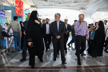 بازدید وزیر فرهنگ و ارشاد اسلامی از غرفه «کتابخانه عمومی ایران» در بخش کودک و نوجوان نمایشگاه کتاب