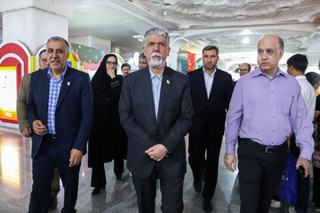 بازدید وزیر فرهنگ و ارشاد اسلامی از غرفه «کتابخانه عمومی ایران» در بخش کودک و نوجوان نمایشگاه کتاب