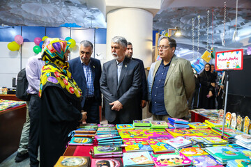 بازدید وزیر فرهنگ و ارشاد اسلامی از غرفه «کتابخانه عمومی ایران» در بخش کودک و نوجوان نمایشگاه کتاب