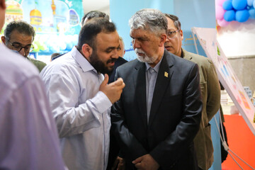 بازدید وزیر فرهنگ و ارشاد اسلامی از غرفه «کتابخانه عمومی ایران» در بخش کودک و نوجوان نمایشگاه کتاب
