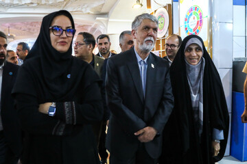 بازدید وزیر فرهنگ و ارشاد اسلامی از غرفه «کتابخانه عمومی ایران» در بخش کودک و نوجوان نمایشگاه کتاب