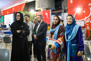 بازدید وزیر فرهنگ و ارشاد اسلامی از غرفه «کتابخانه عمومی ایران» در بخش کودک و نوجوان نمایشگاه کتاب