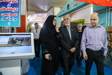 بازدید وزیر فرهنگ و ارشاد اسلامی از غرفه «کتابخانه عمومی ایران» در بخش کودک و نوجوان نمایشگاه کتاب