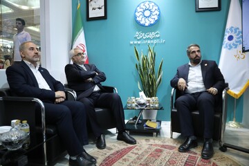 حضور علاء الدین بروجردی در غرفه نهاد