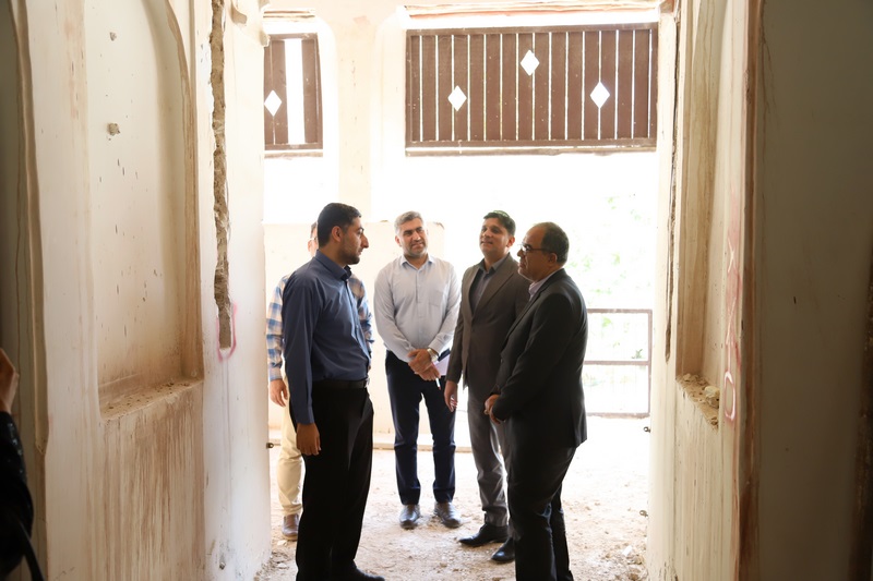بازدید فرماندار بوشهر از روند مرمت بنای تاریخی کتابخانه عمومی مصلحیان بوشهر