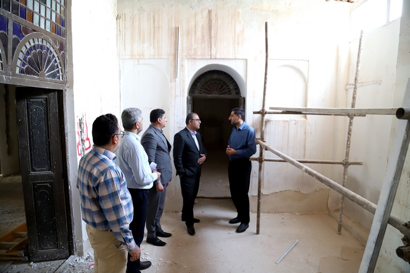 بازدید فرماندار بوشهر از روند مرمت بنای تاریخی کتابخانه عمومی مصلحیان بوشهر