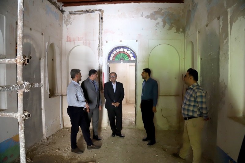 بازدید فرماندار بوشهر از روند مرمت بنای تاریخی کتابخانه عمومی مصلحیان بوشهر
