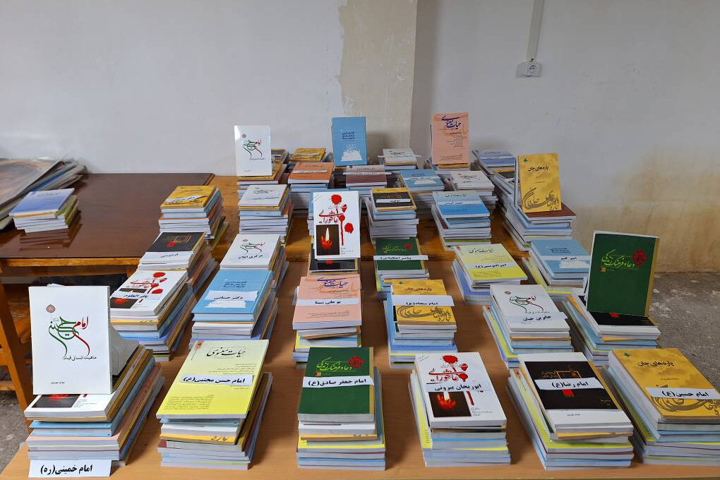 اهدای کتاب به ارزش ۵۰۰ میلیون ریال به کتابخانه‌های عمومی استان ایلام