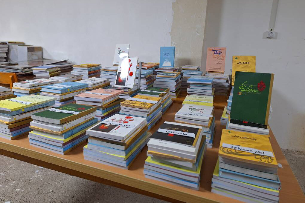 اهدای کتاب به ارزش ۵۰۰ میلیون ریال به کتابخانه‌های عمومی استان ایلام