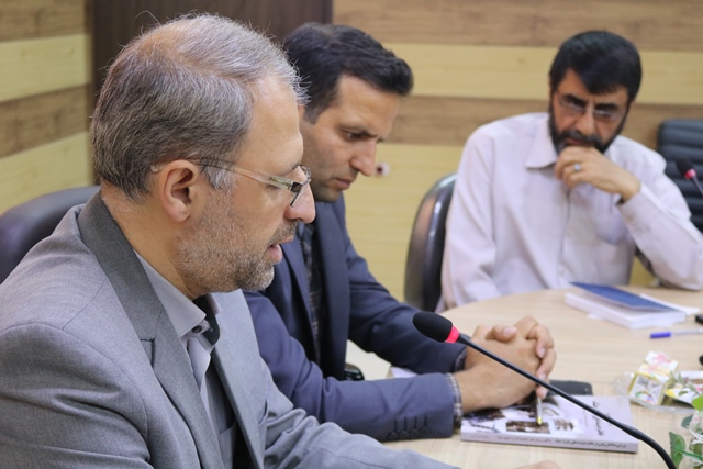 آیین رونمایی از کتاب «بررسی ساختار روایی در خاطره زنان از جنگ» در مومن‌آباد برگزار شد