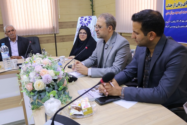 آیین رونمایی از کتاب «بررسی ساختار روایی در خاطره زنان از جنگ» در مومنآباد برگزار شد