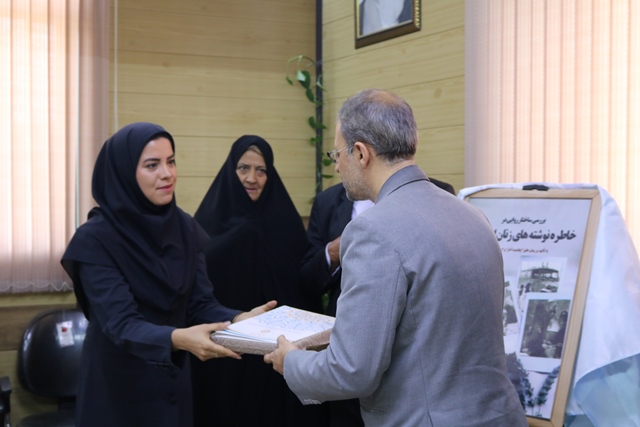 آیین رونمایی از کتاب «بررسی ساختار روایی در خاطره زنان از جنگ» در مومن‌آباد برگزار شد