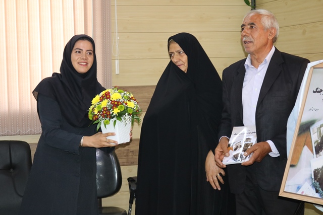 آیین رونمایی از کتاب «بررسی ساختار روایی در خاطره زنان از جنگ» در مومنآباد برگزار شد