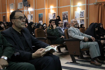 آیین رونمایی از کتاب «زود برگرد» در شهر اراک